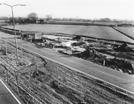 843834 Afbeelding van de bouw van een Shell-benzineverkooppunt langs de A.C. Verhoefweg, onderdeel van de S15 (de ...